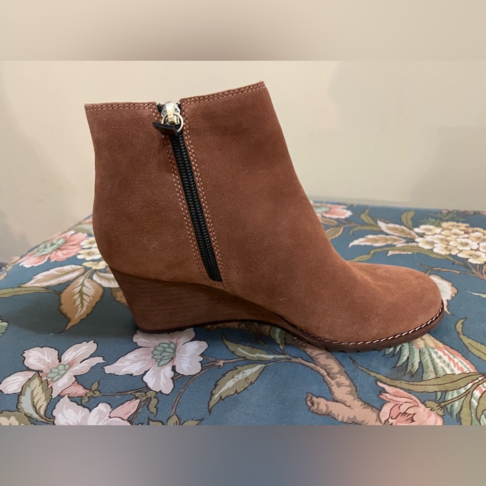 Rockport True wedge boots- 7.5 med. Never worn .
